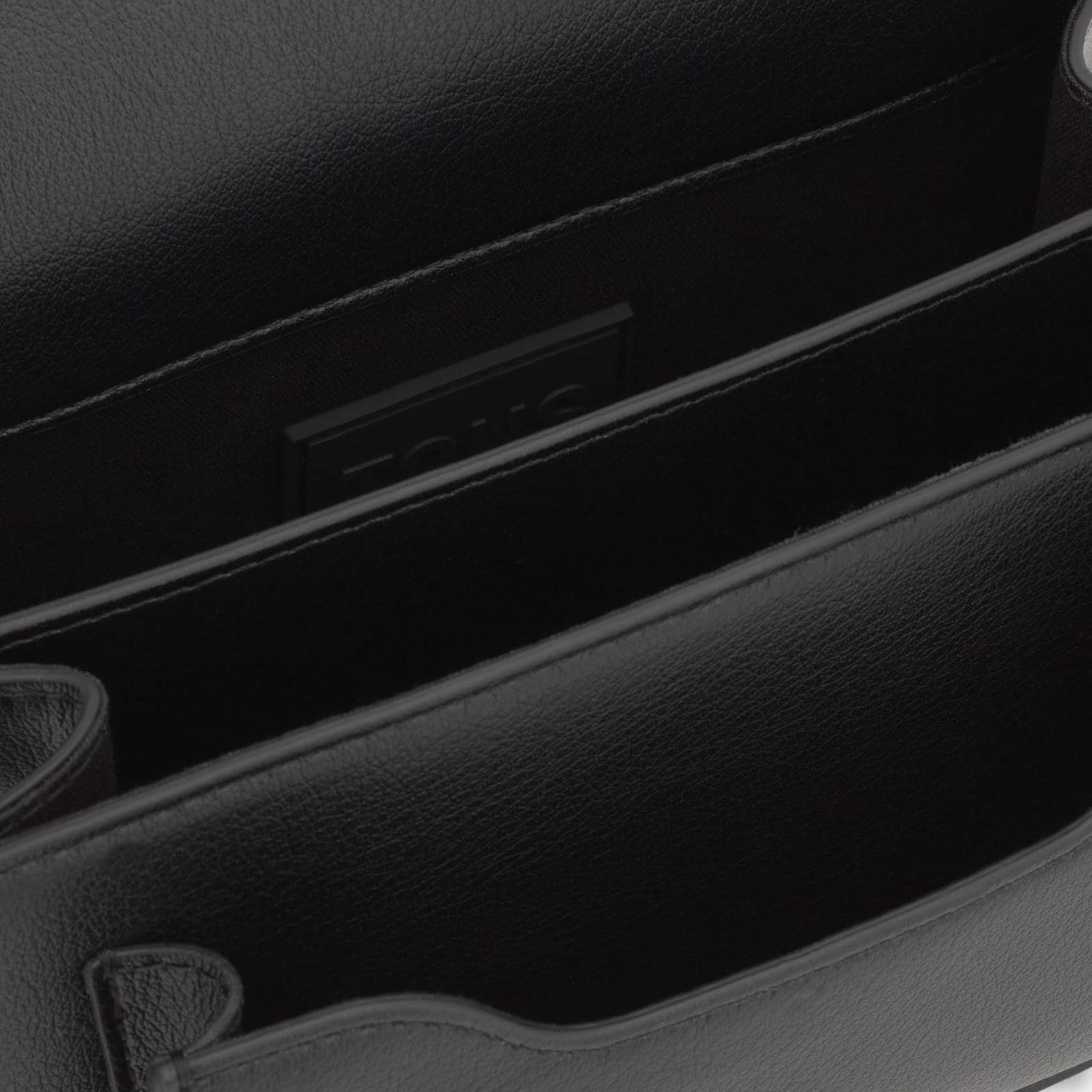 Bolso bandolera pequeño Audree Eyelets de poliuretano en color negro