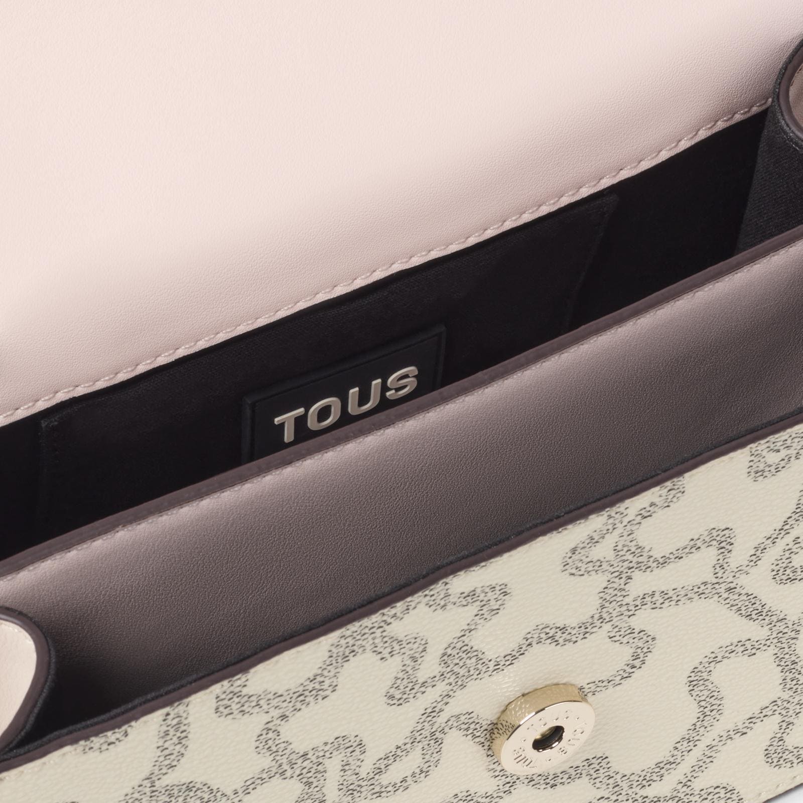 Bolso bandolera pequeño con solapa en color beige y estampado Kaos Icon