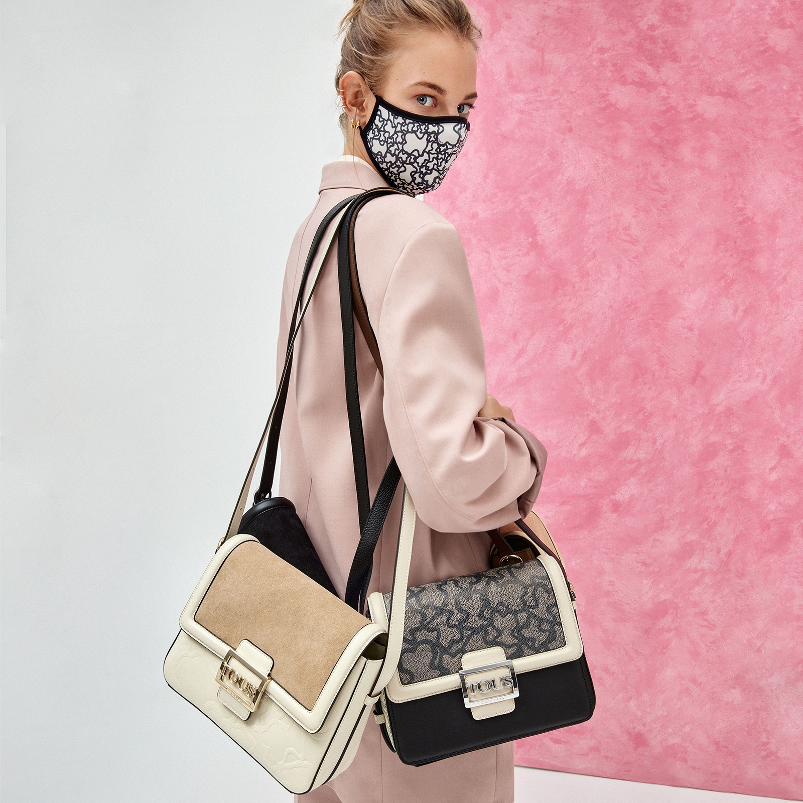 Mascarilla Kaos Mini reutilizable en color negro con funda