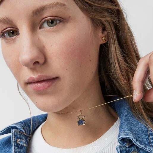 Modelo con Colgante de oro y zafiro azul oso Tous