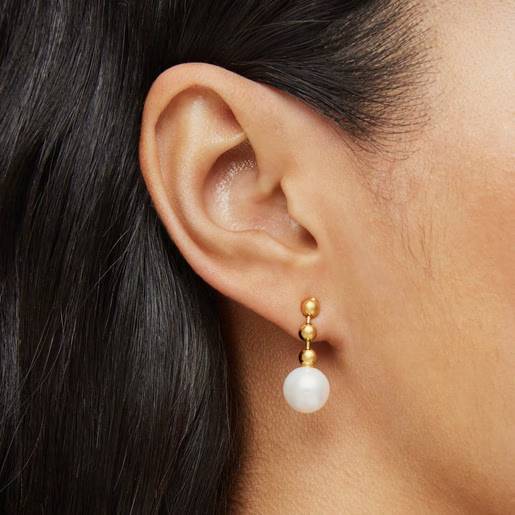 Modelo con Pendientes cortos bolas con baño de oro sobre plata y perla Gloss