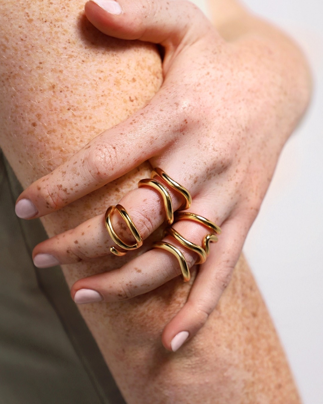 Что означает кольцо на среднем пальце