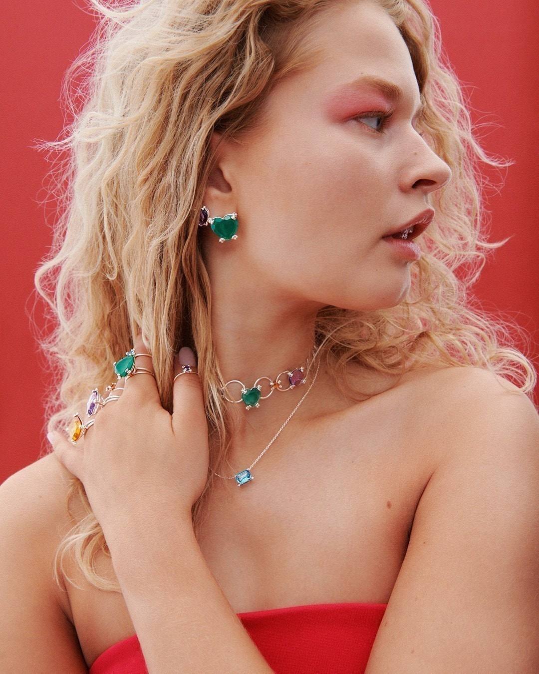 Ювелирные украшения с зелеными камнями