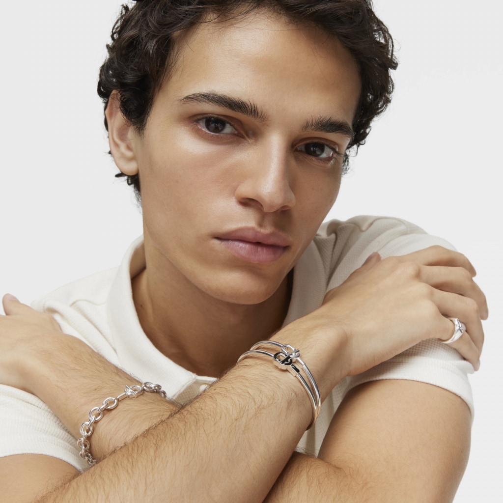 на какой руке носят браслет