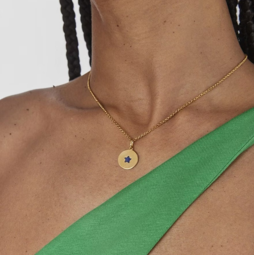 Содалит: свойства камня, синий минерал, кому подходит по гороскопу