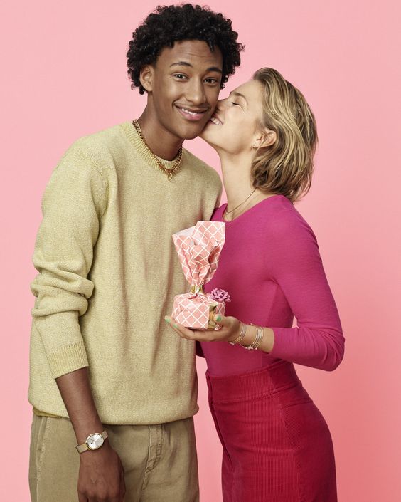 Яку прикрасу подарувати дівчині на 8 березня