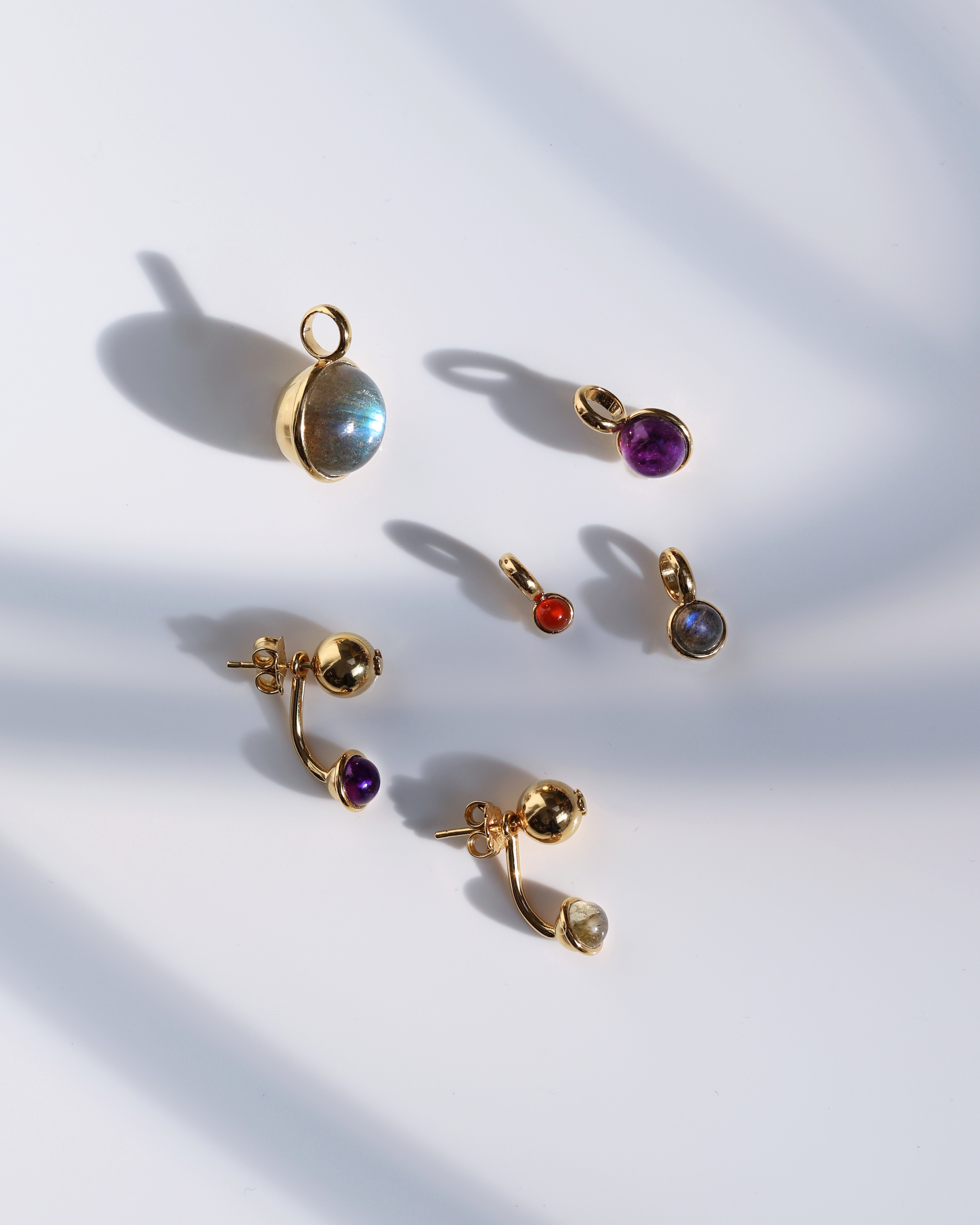 Прикраси з лабрадориту, характеристика та магічні властивості