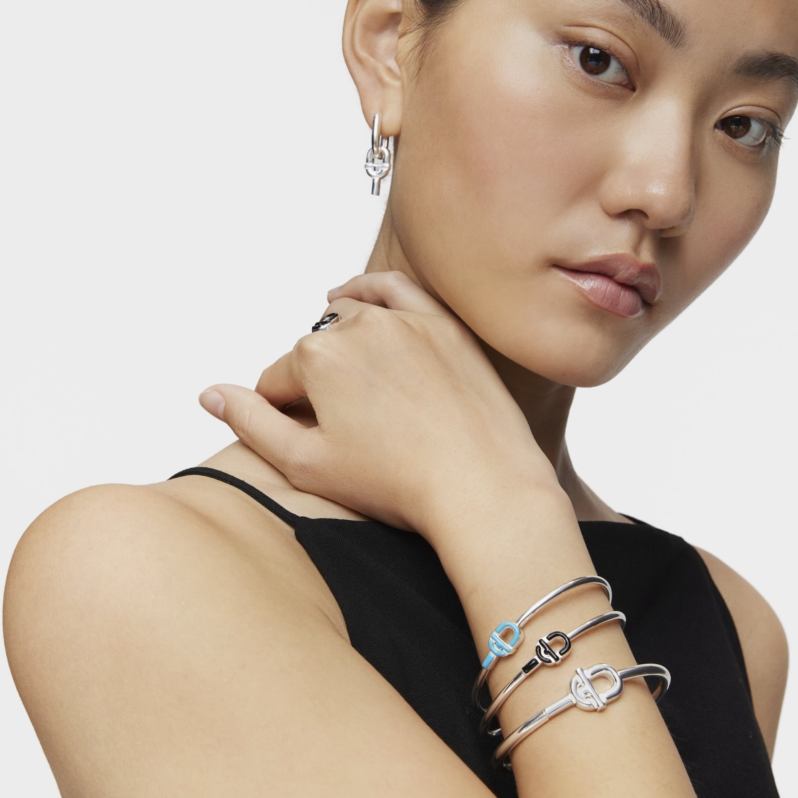 На якій руці носять браслет